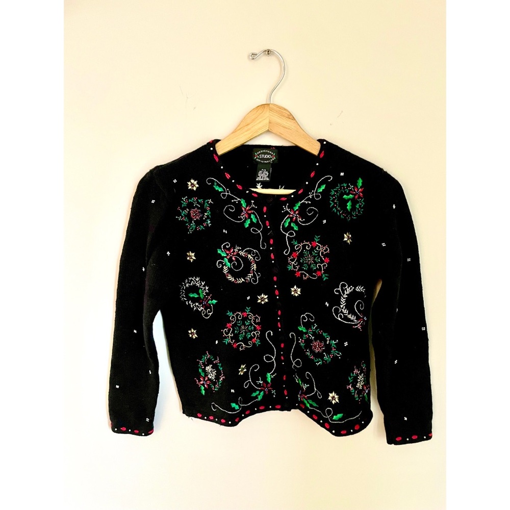 Vintage Christmas Sweater— Holiday Wreath Motif 🎄